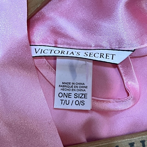 Limited Edition Victoria's Secret 2016 Pink Robe - Picture 5 of 16